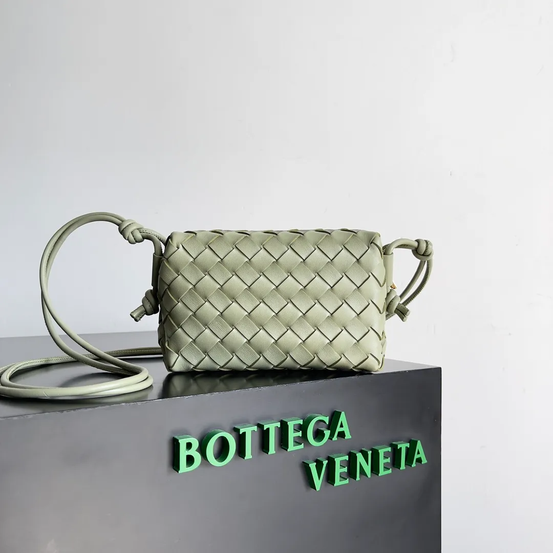 Batch 1560 New version and new color (third generation) 𝗕𝗼𝘁𝘁𝗲𝗴𝗮 𝗩𝗲𝗻𝗲𝘁𝗮———— The latest version of the loop camera bag💥 at the BV King of Cost-Effectiveness counter, large woven texture➕As always, ultra-high-quality lambskin, with zippers and adjustable drawstrings, it is especially suitable for the belly💫It can fit anything, and it is very light in weight. It is suitable for girls of all ages. Size: 17*10*6cm Style number: 723547